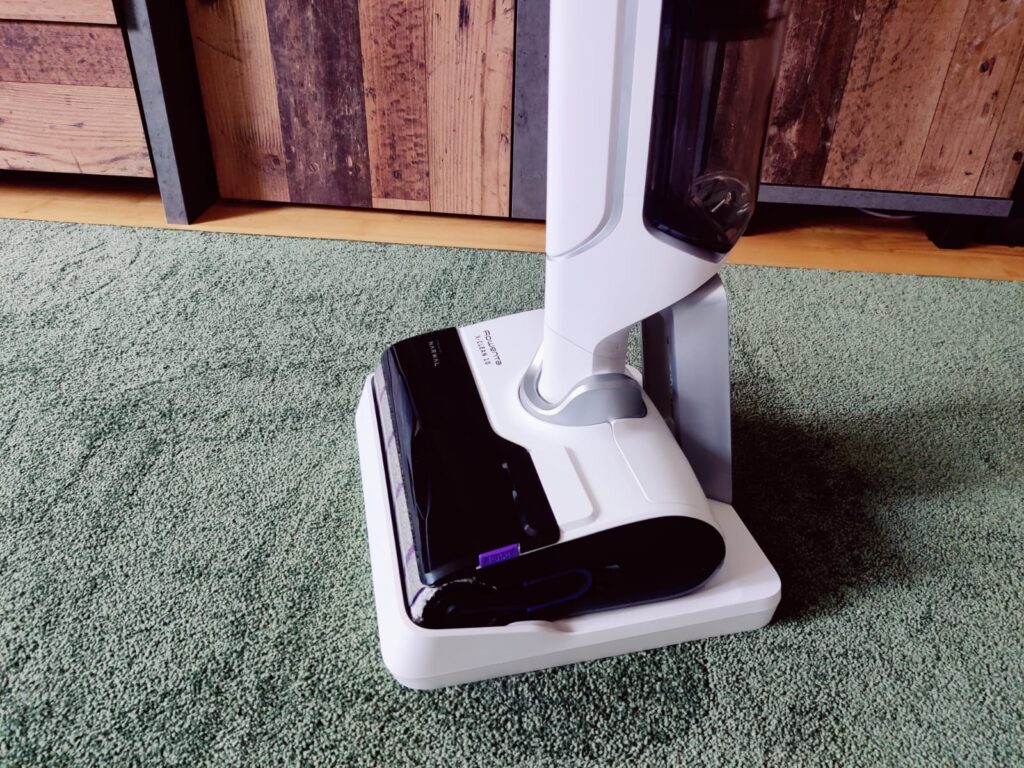Rowenta X-Clean 10 GZ7540WO Nass-Trockensauger in der Ladestation