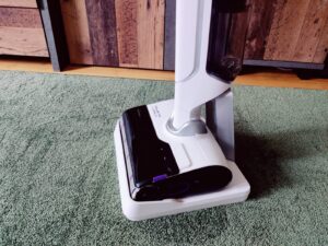 Rowenta X-Clean 10 GZ7540WO Nass-Trockensauger in der Ladestation