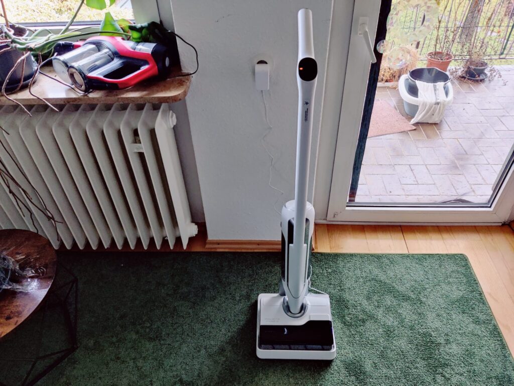 Rowenta X-Clean 10 GZ7540WO Nass-Trockensauger beim Laden