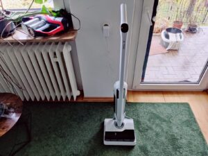 Rowenta X-Clean 10 GZ7540WO Nass-Trockensauger beim Laden