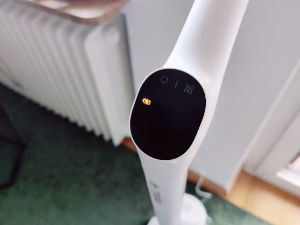 Rowenta X-Clean 10 GZ7540WO Nass-Trockensauger LED-Display beim Laden