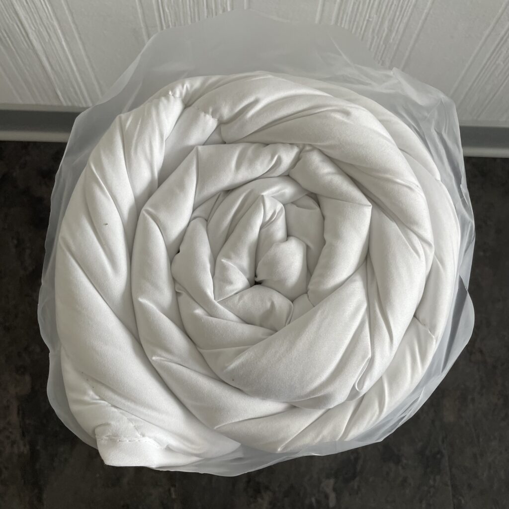 sleepling Vier-Jahreszeiten-Decke gerollt