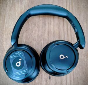 soundcore by Anker Q30 Noise-Cancelling-Kopfhörer eingeklappt
