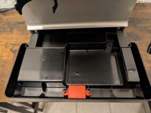 Auffangfläche der Krups Precision XP801T Siebträgermaschine von unten