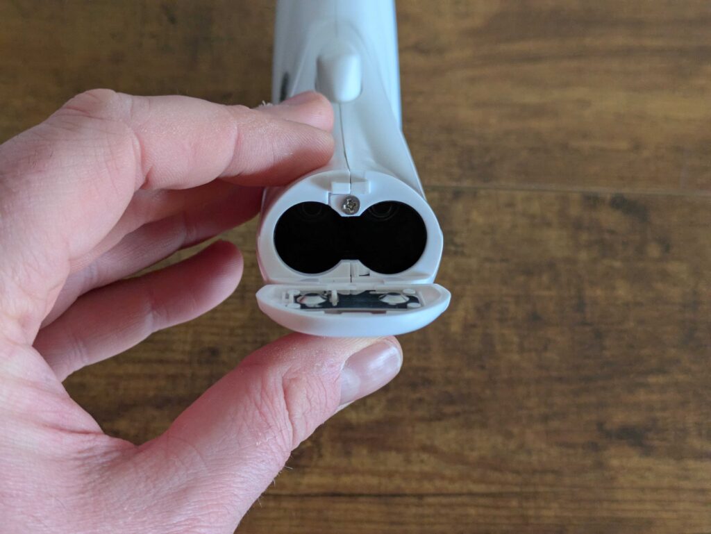 Batteriefach des Berrcom JXB-178 Stirnthermometers geöffnet