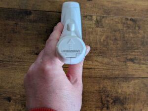 Batteriefach des Berrcom JXB-178 Stirnthermometers geschlossen