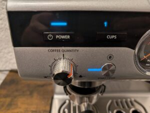 Bedienelemente der Krups Precision XP801T Siebträgermaschine