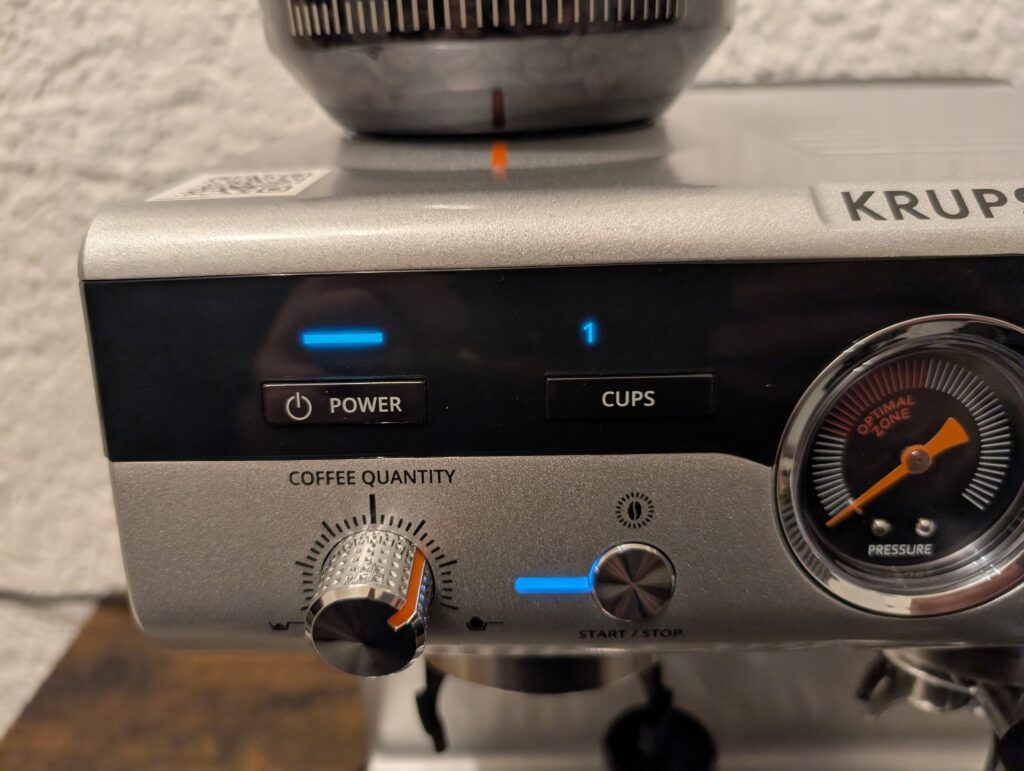 Bedienfeld der Krups Precision XP801T Siebträgermaschine (2)