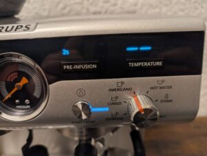 Bedienfeld der Krups Precision XP801T Siebträgermaschine