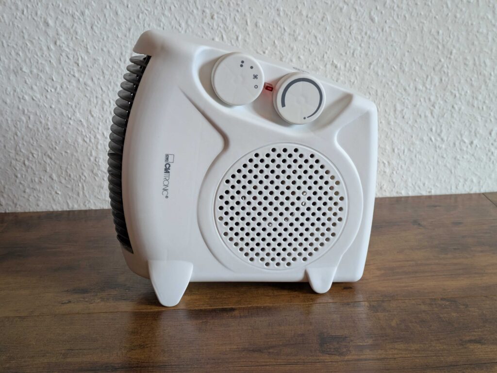 Clatronic HL3838 Heizlüfter von links vertikal