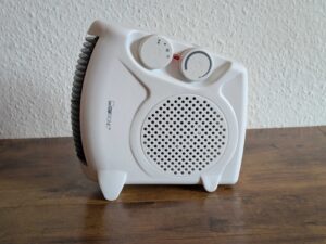 Clatronic HL3838 Heizlüfter von links vertikal