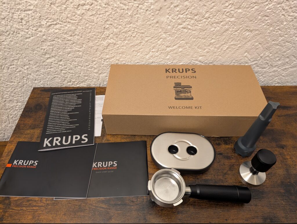 Entpacktes Zubehör der Krups Precision XP801T Siebträgermaschine