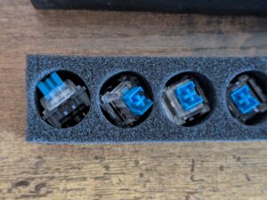 Ersatz-Switches der Redragon K580 VATA Gaming-Tastatur in der Nahansicht