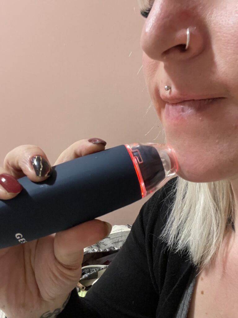 GESKE MicroDermabrasion Blackhead Remover 7-in-1 Porenreiniger im Einsatz