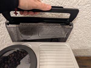 Griff des Wassertanks der Krups Precision XP801T Siebträgermaschine