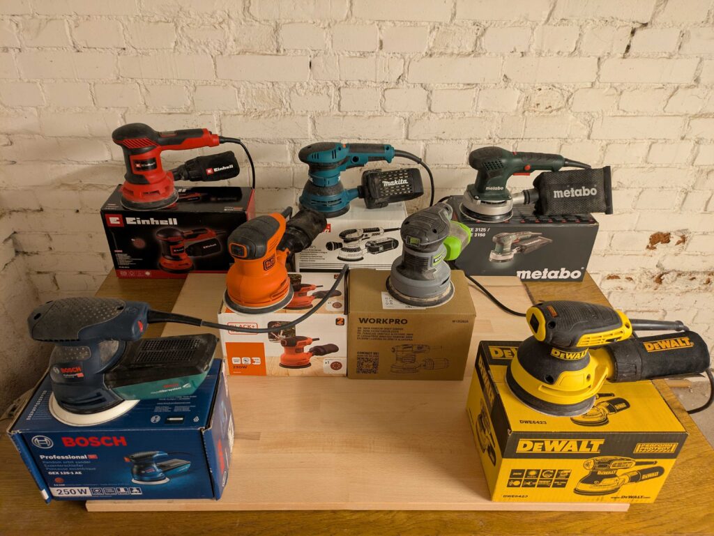 Gruppenbild aller Exzenterschleifer im Test mit Verpackungen