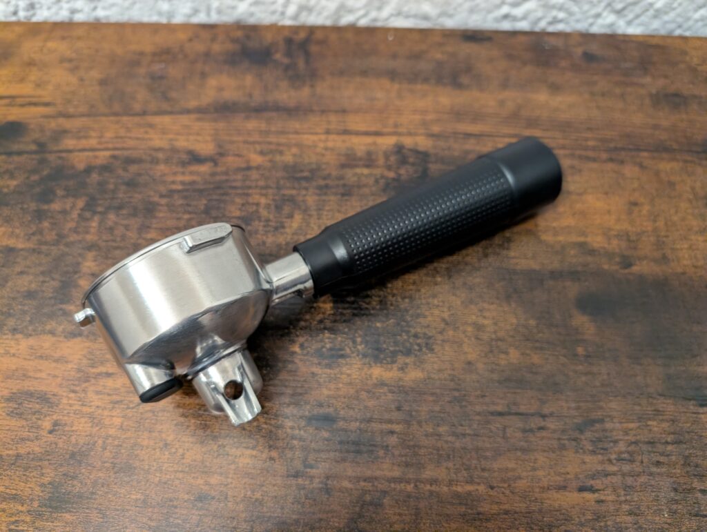 Kaffee-Pad der Krups Precision XP801T Siebträgermaschine