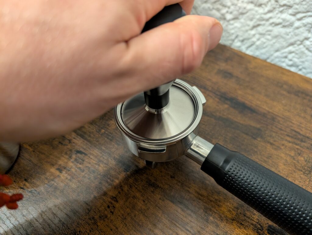 Kaffee-Pad der Krups Precision XP801T Siebträgermaschine in Benutzung