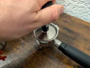 Kaffee-Pad der Krups Precision XP801T Siebträgermaschine in Benutzung