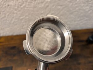 Kaffee-Pad der Krups Precision XP801T Siebträgermaschine von oben