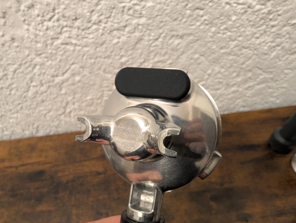 Kaffee-Pad der Krups Precision XP801T Siebträgermaschine von unten