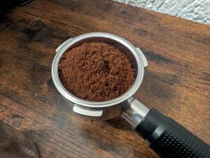 Kaffee im Kaffee-Pad der Krups Precision XP801T Siebträgermaschine