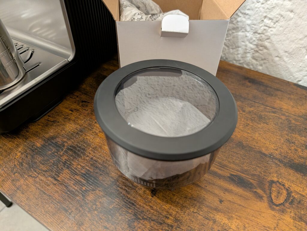 Kaffeebohnen-Box der Krups Precision XP801T Siebträgermaschine