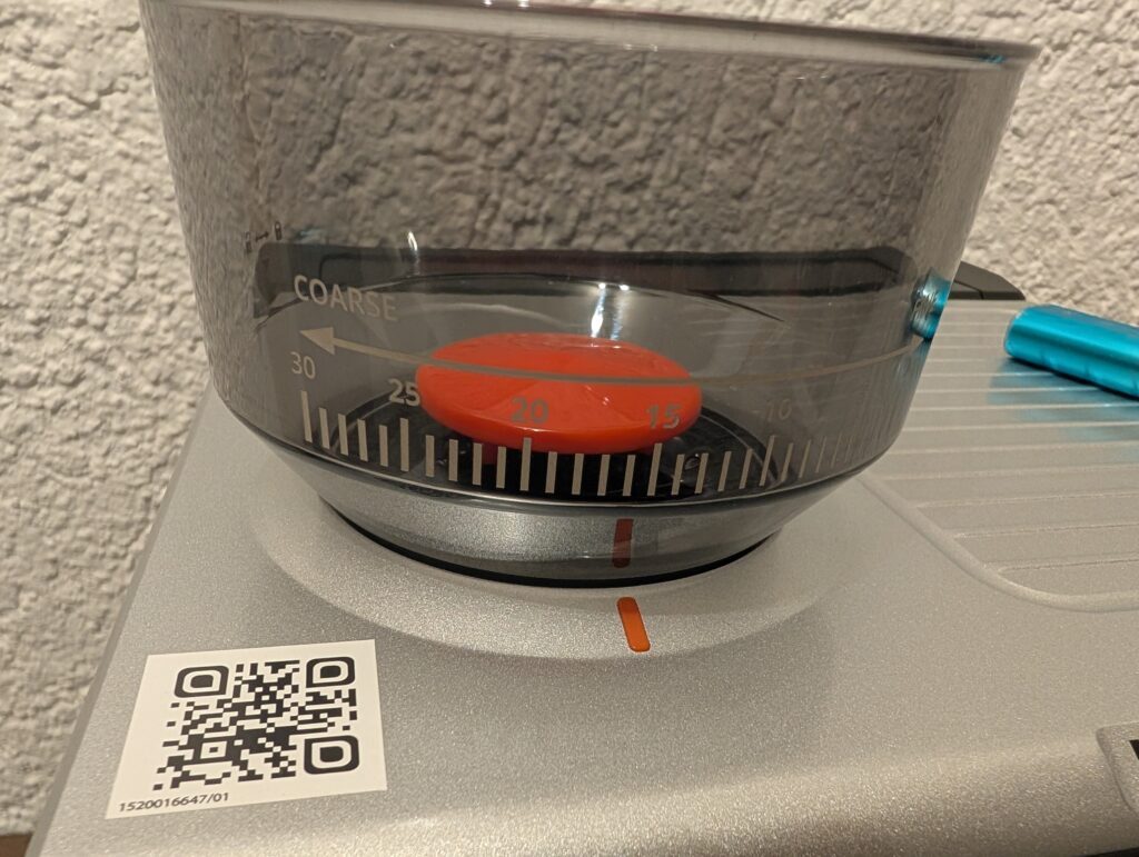 Kaffeebohnen-Box der Krups Precision XP801T Siebträgermaschine eingebaut