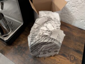 Kaffeebohnen-Box der Krups Precision XP801T Siebträgermaschine entpackt