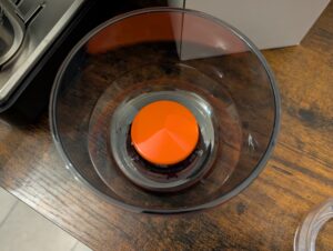 Kaffeebohnen-Box der Krups Precision XP801T Siebträgermaschine von oben