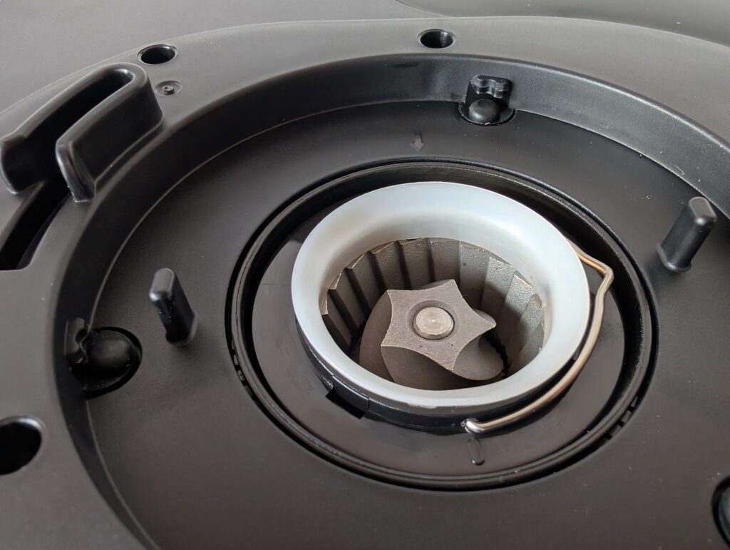 Krups KM8328 Grind Aroma Kaffeemaschine mit Mahlwerk Ansicht Mahlwerk