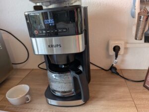 Krups KM8328 Grind Aroma Kaffeemaschine mit Mahlwerk Frontalansicht