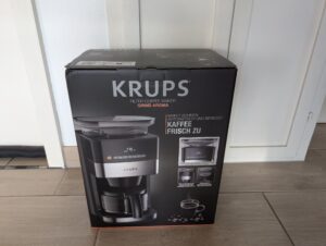Krups KM8328 Grind Aroma Kaffeemaschine mit Mahlwerk Karton vorn