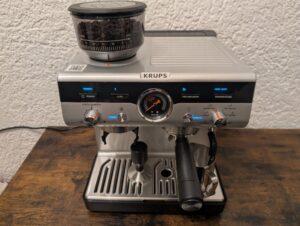 Krups Precision XP801T Siebträgermaschine mit Kaffeebohnen