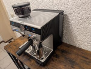 Krups Precision XP801T Siebträgermaschine von rechts