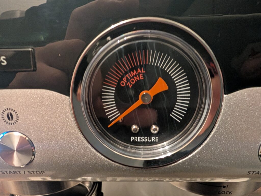 Manometer der Krups Precision XP801T Siebträgermaschine