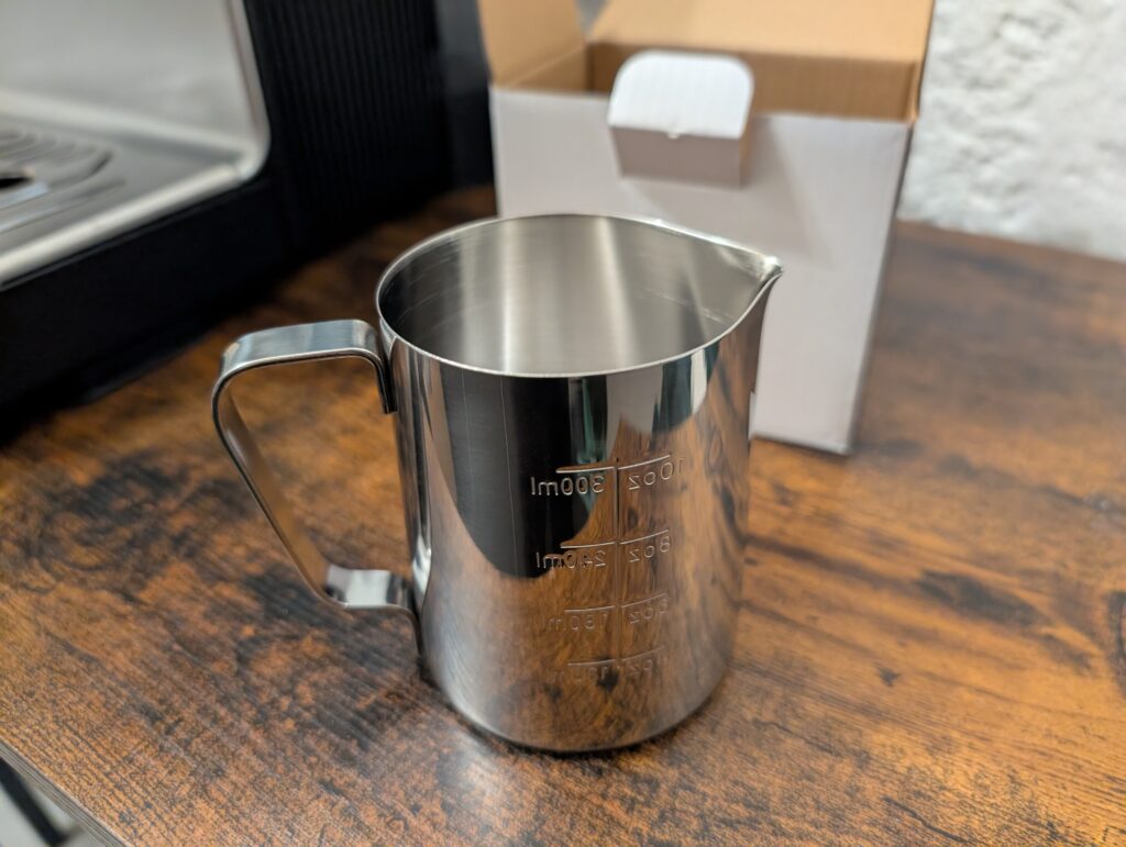 Milchkanne der Krups Precision XP801T Siebträgermaschine