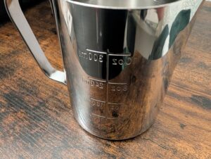 Milchkanne der Krups Precision XP801T Siebträgermaschine in der Nahansicht