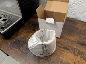 Milchkanne der Krups Precision XP801T Siebträgermaschine verpackt