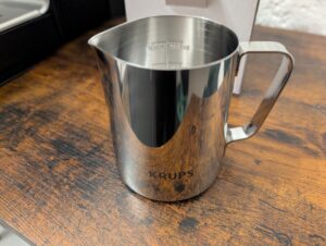 Milchkanne der Krups Precision XP801T Siebträgermaschine von vorne