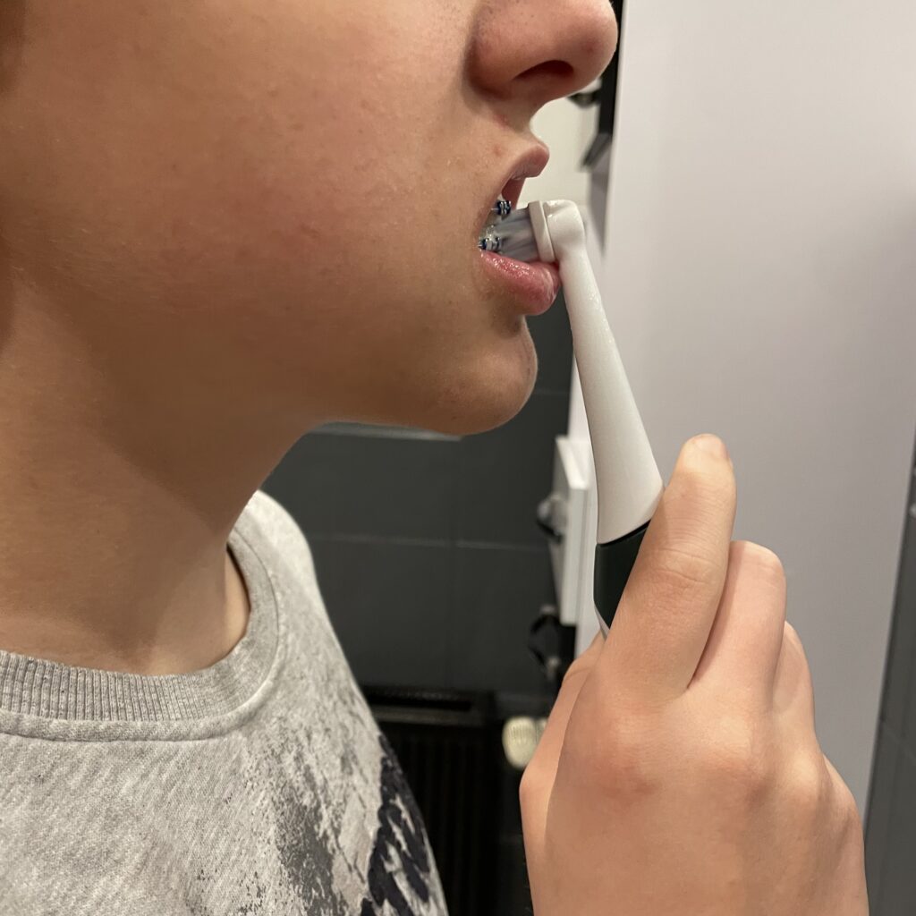 Oral-B iO Series 2 Zahnbürste im Einsatz