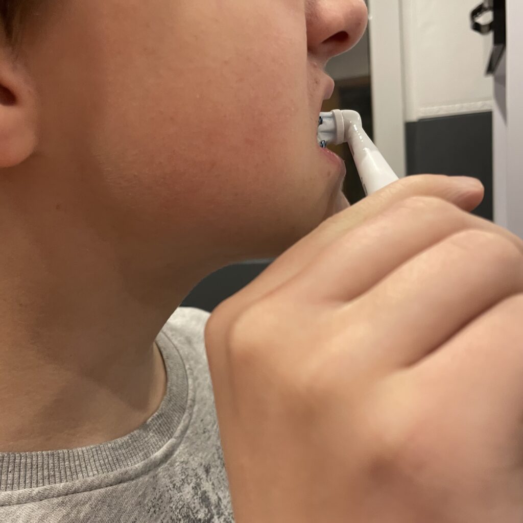 Oral-B iO Series 2 Zahnbürste in Aktion