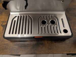 Standfläche der Krups Precision XP801T Siebträgermaschine