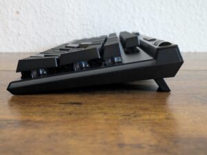 Steiler Winkel der Redragon K580 VATA Gaming-Tastatur