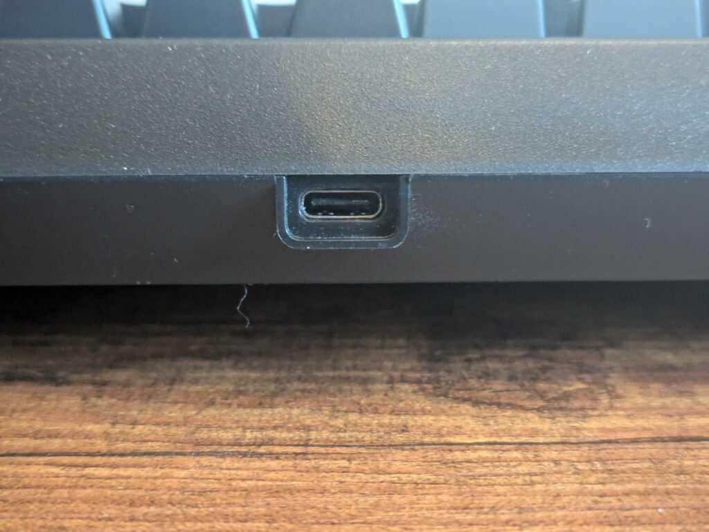 USB-Anschluss der Redragon K580 VATA Gaming-Tastatur