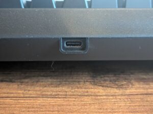 USB-Anschluss der Redragon K580 VATA Gaming-Tastatur