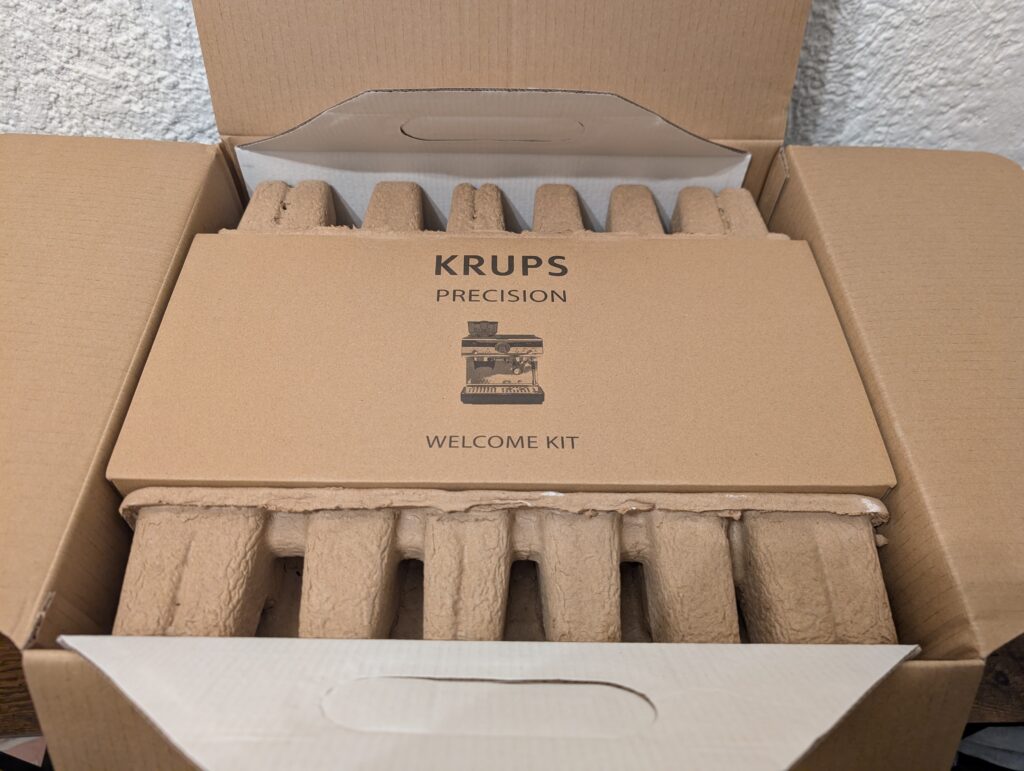 Verpackung der Krups Precision XP801T Siebträgermaschine geöffnet