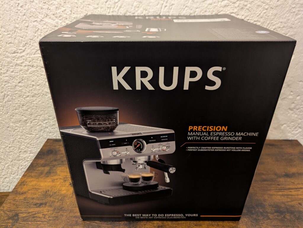 Verpackung der Krups Precision XP801T Siebträgermaschine von hinten