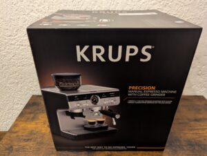 Verpackung der Krups Precision XP801T Siebträgermaschine von hinten