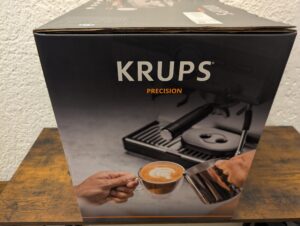 Verpackung der Krups Precision XP801T Siebträgermaschine von links